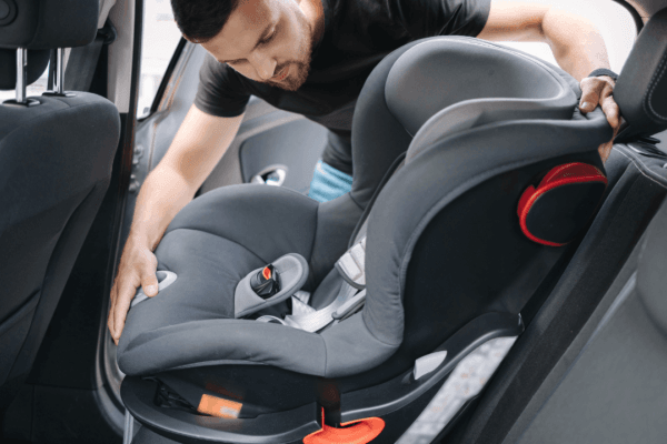 Cómo llevar correctamente a un bebé en el coche